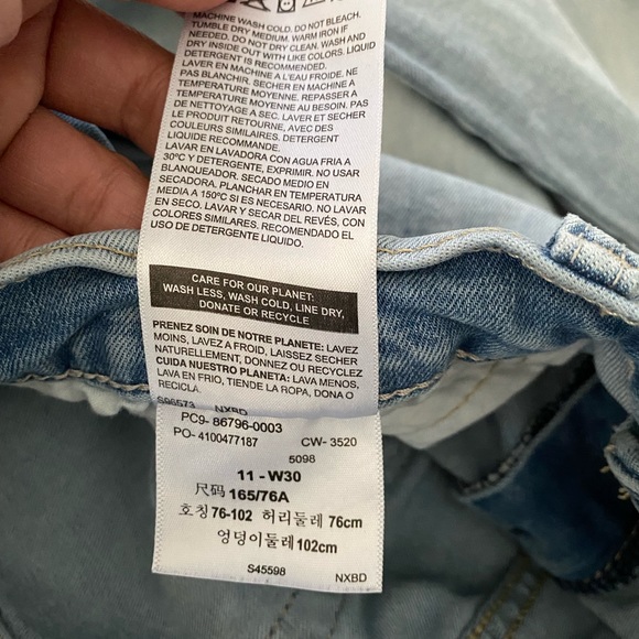 Levis signature Strauss Mom Jeans, Size 30 - Picture 13 of 13